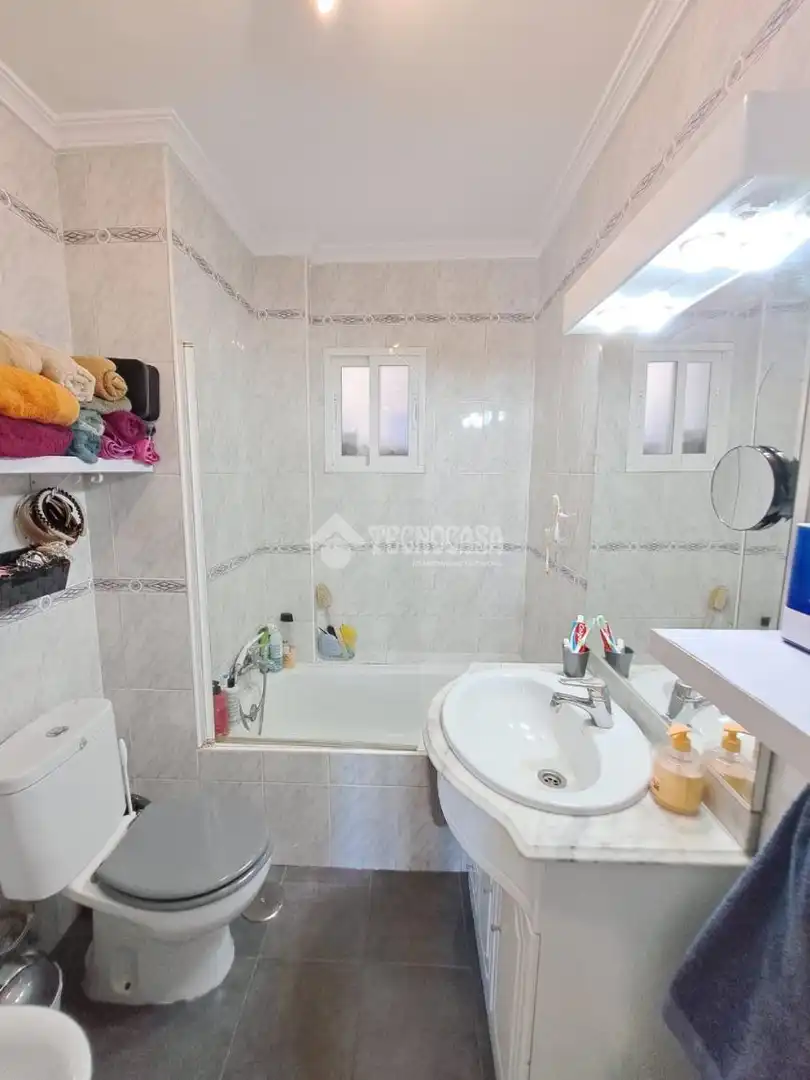 Badezimmer von Wohnung zum Verkauf in Parla mit Klimaanlage, Heizung und Parkett