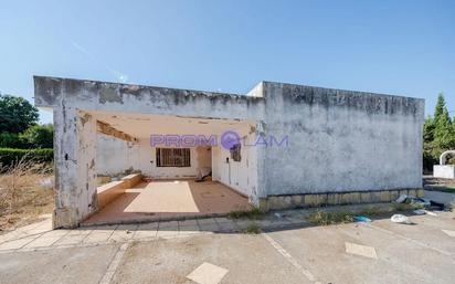 Vista exterior de Casa o xalet en venda en Sanlúcar la Mayor amb Jardí privat i Piscina