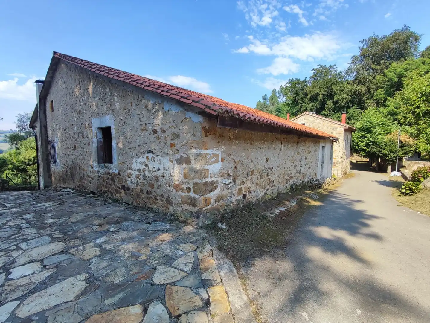Vista exterior de Casa adosada en venda en Corvera de Toranzo amb Calefacció, Jardí privat i Parquet