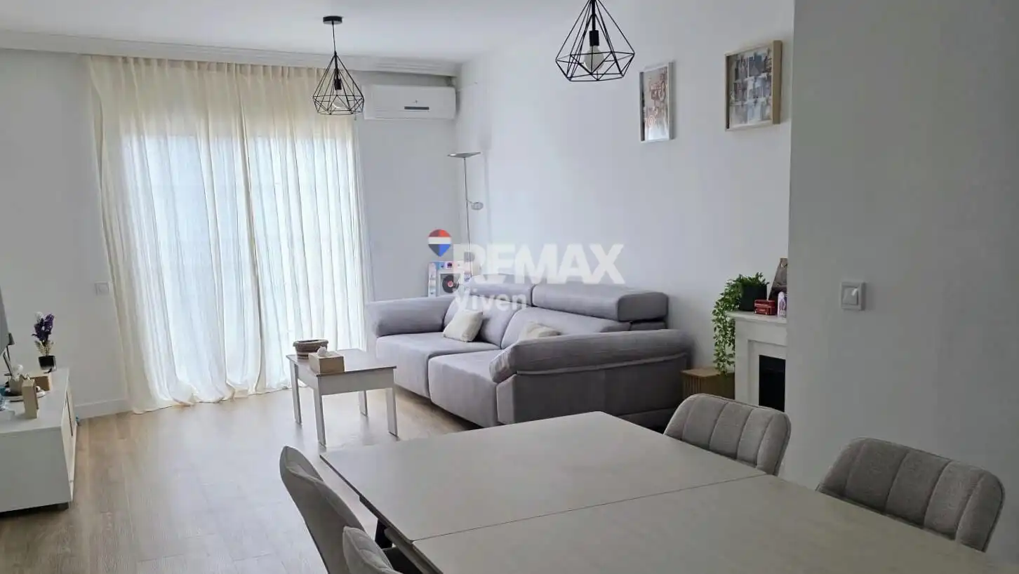 Sala d'estar de Casa adosada en venda en Vilanova i la Geltrú amb Aire condicionat, Jardí privat i Parquet