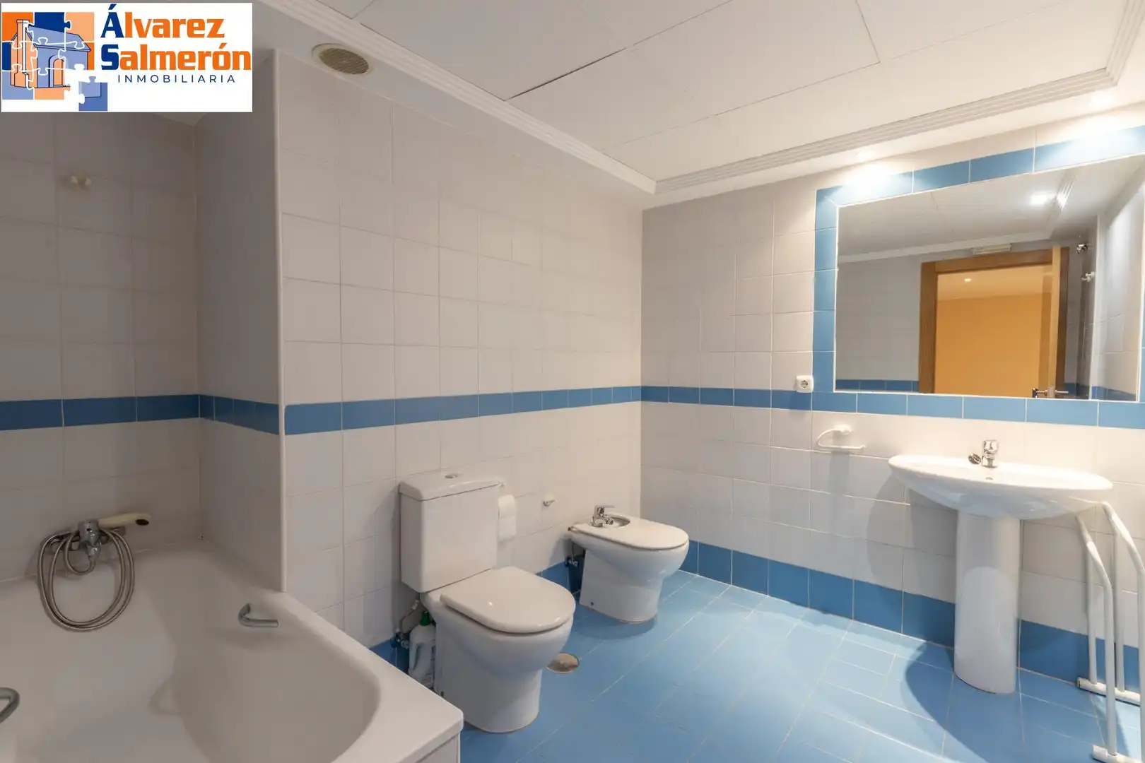 Bathroom of Flat for sale in Granada  with Air Conditioner and Heating