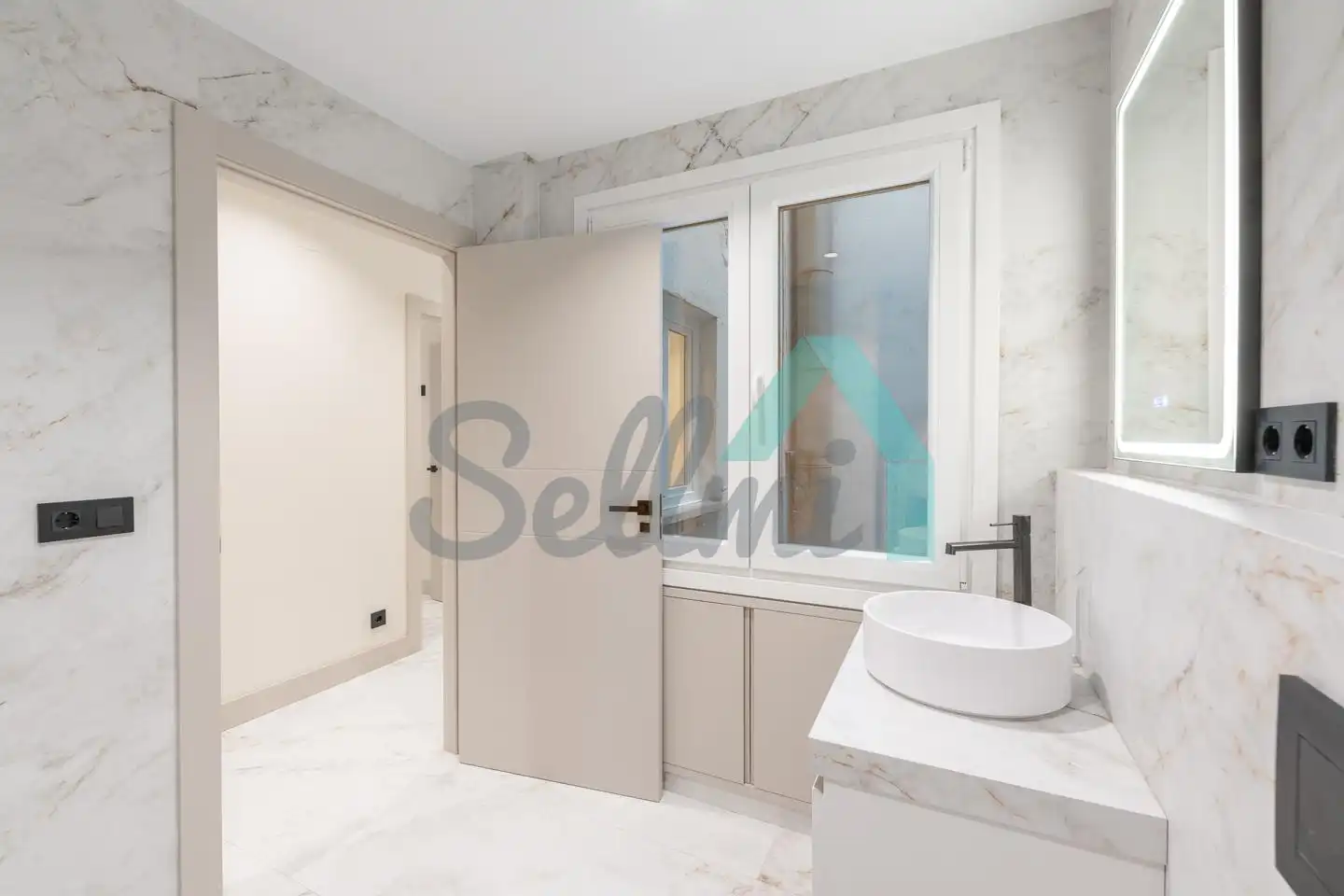 Baño de Piso en venta en Oviedo  con Calefacción, Trastero y Balcón
