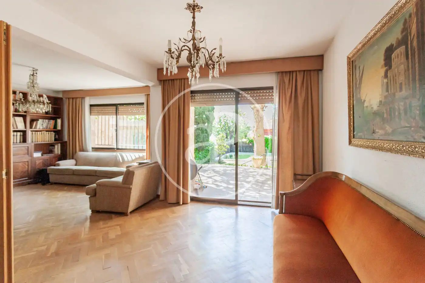 Sala d'estar de Casa adosada en venda en Madrid amb Calefacció, Jardí privat i Piscina