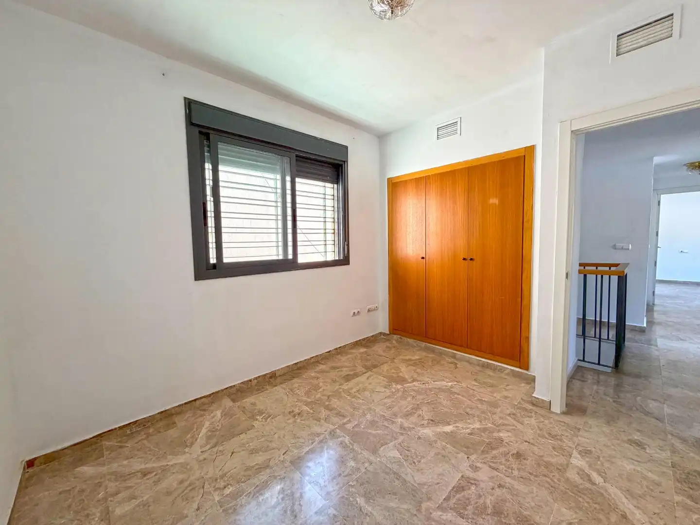 Dormitori de Casa adosada en venda en Mairena del Aljarafe amb Aire condicionat, Calefacció i Traster