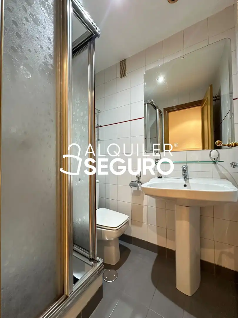 Badezimmer von Wohnung zur Miete in Madrid mit Heizung, Schwimmbad und Möbliert