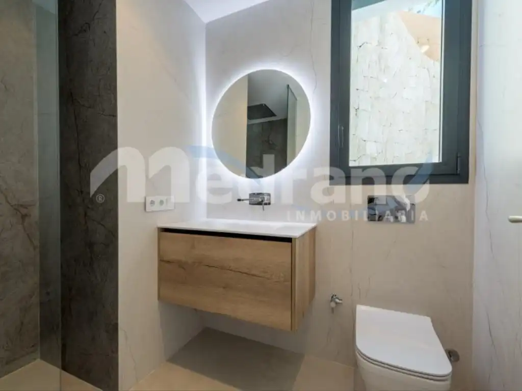 Badezimmer von Haus oder Chalet zum Verkauf in Benidorm mit Klimaanlage, Heizung und Privatgarten