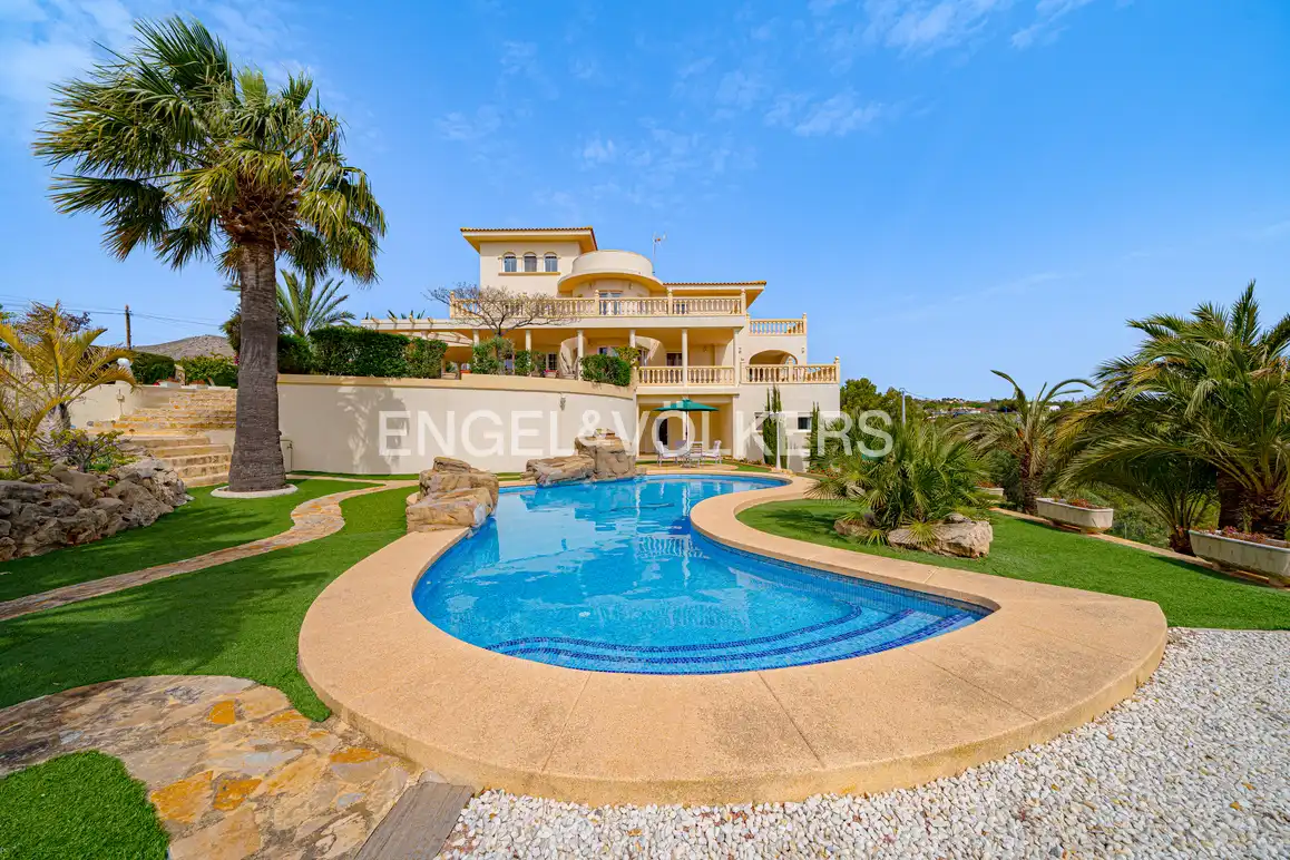 Casa con piscina en venta en Urbanizaciones