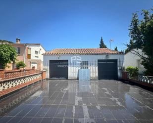 Vista exterior de Casa o xalet en venda en Esparreguera amb Jardí privat, Terrassa i Piscina