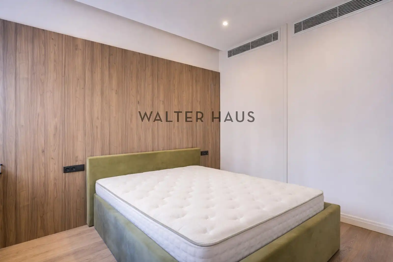 Schlafzimmer von Wohnung zum Verkauf in Barcelona mit Klimaanlage und Heizung