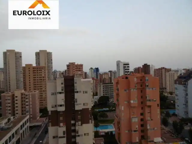 Vista exterior de Apartamento de alquiler en Benidorm con Jardín privado, Amueblado y Piscina comunitaria