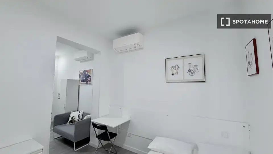 Bedroom of Flat for rent in Madrid  with Air Conditioner, Heating and Furnished