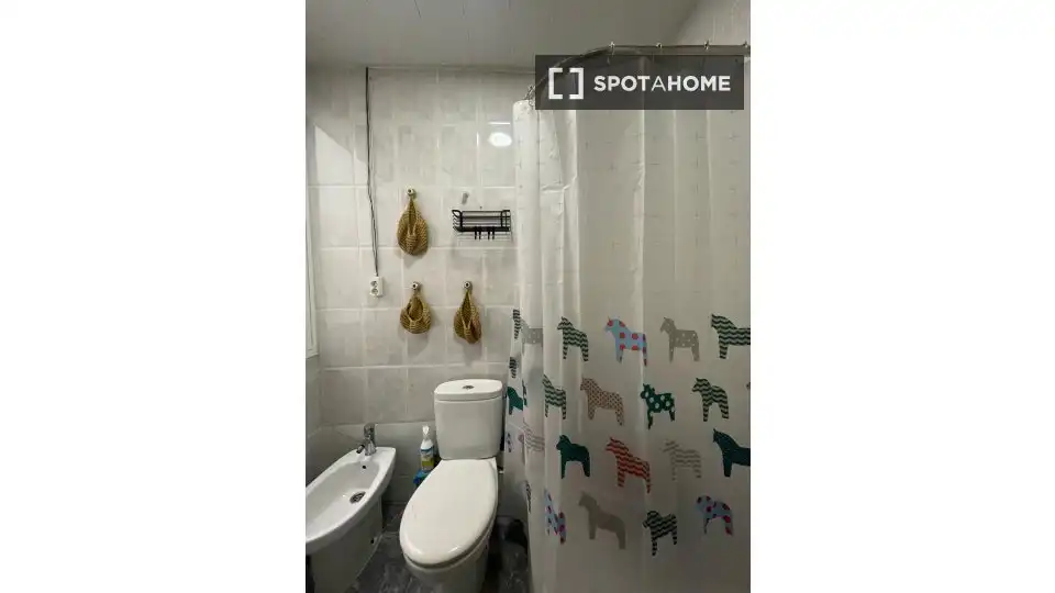 Baño de Piso de alquiler en L'Hospitalet de Llobregat con Aire acondicionado, Calefacción y Amueblado