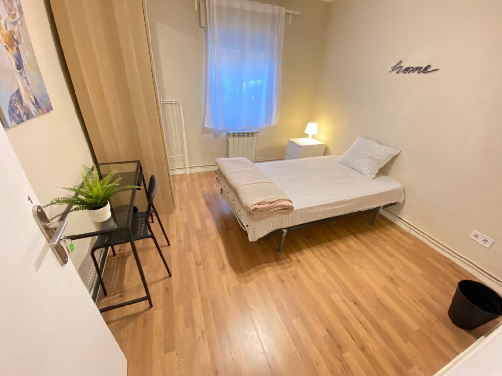 Flat to share in Calle de Vélez Málaga, 25, Palomeras Sureste