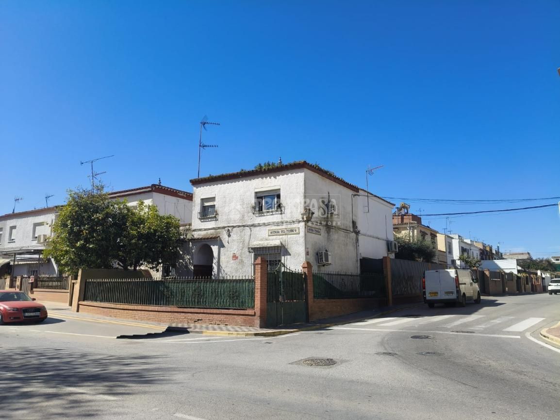 Vista exterior de Casa o xalet en venda en Dos Hermanas