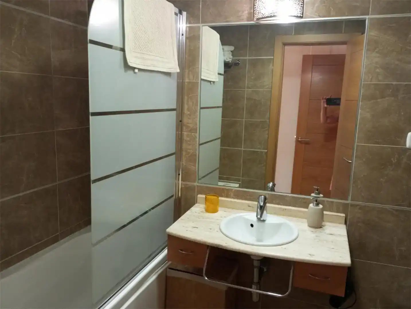 Badezimmer von Wohnung zur Miete in Estepona mit Klimaanlage und Schwimmbad