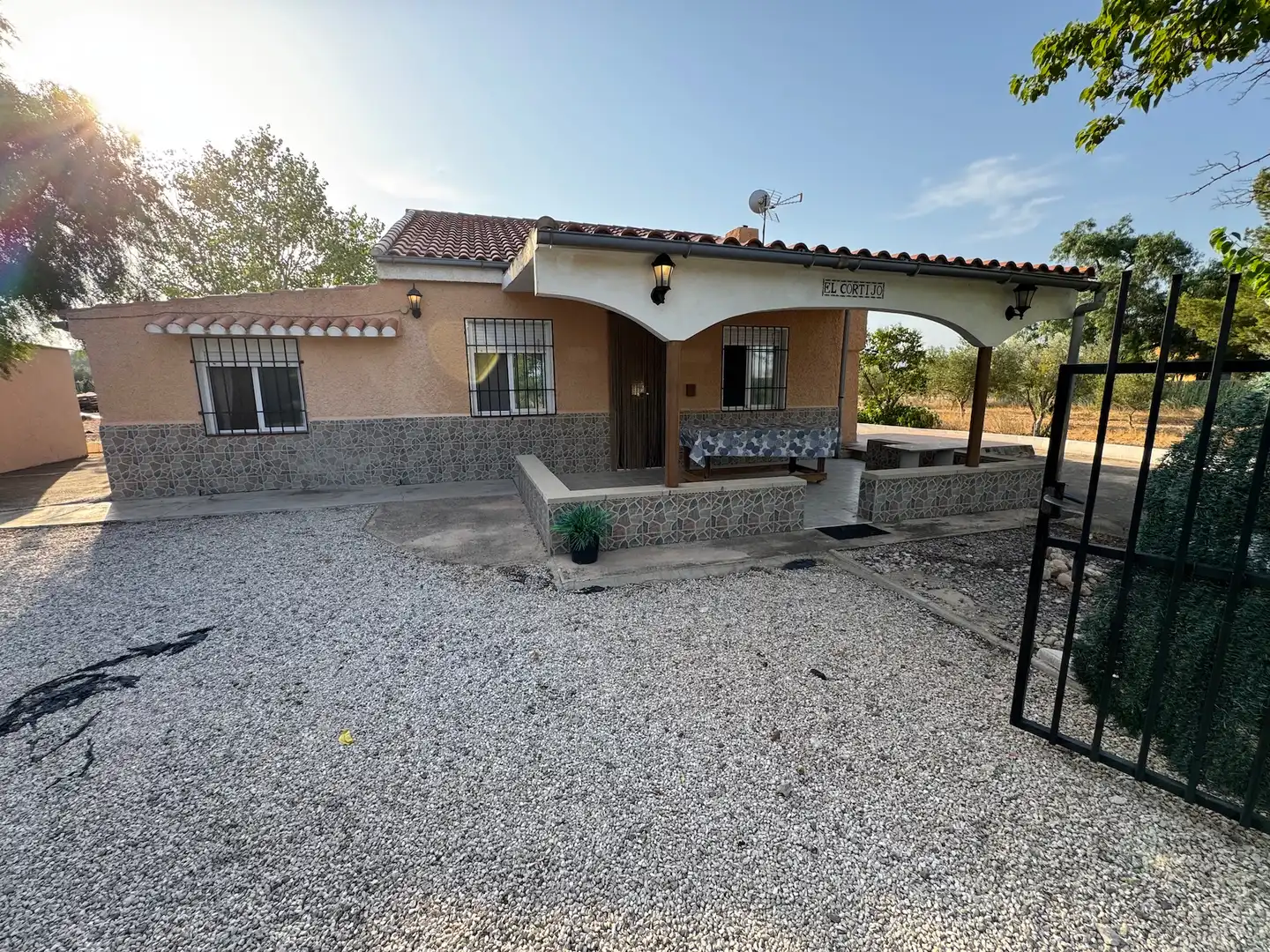 Vista exterior de Casa o xalet en venda en Villena amb Aire condicionat, Jardí privat i Terrassa