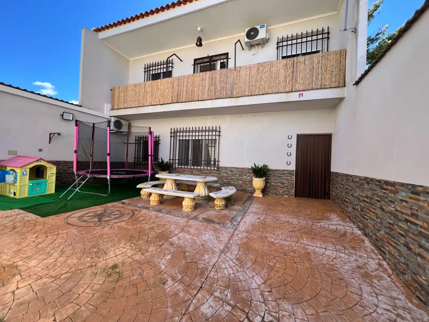 Chalet con terraza en venta en Villafranca de los Caballeros