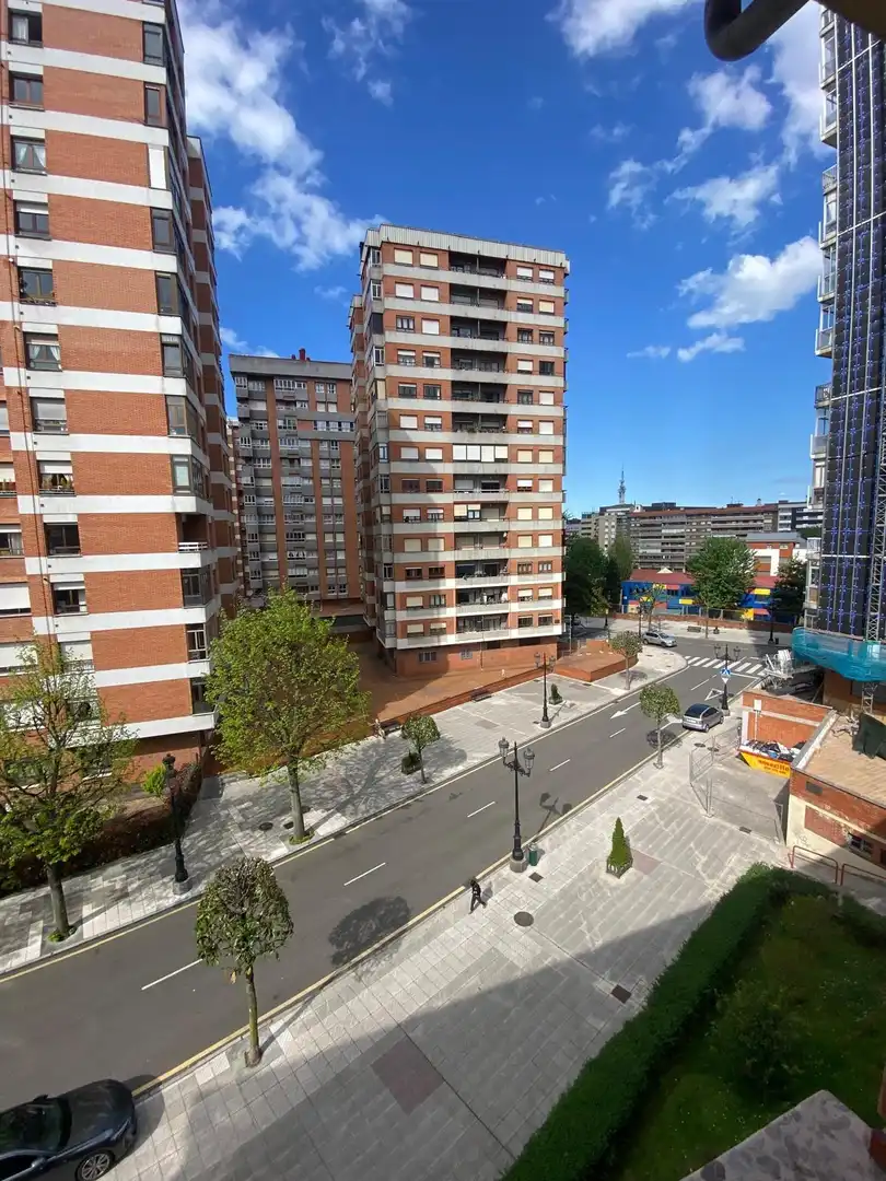 Vista exterior de Piso de alquiler en Oviedo  con Calefacción