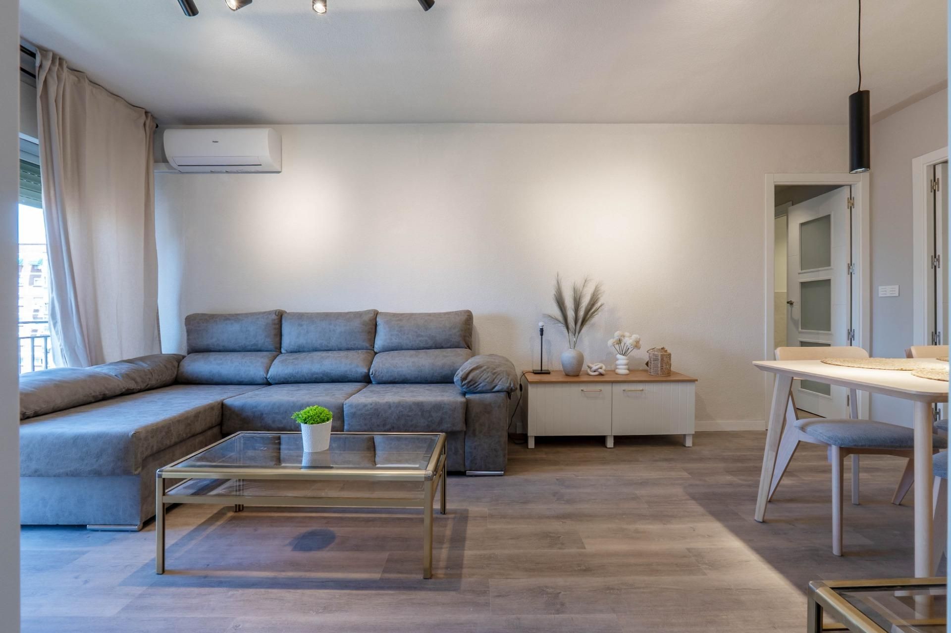 Living room of Flat to rent in  Granada Capital  with Air Conditioner, Private garden and Terrace