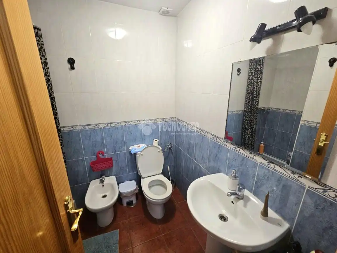 Badezimmer von Einfamilien-Reihenhaus zum Verkauf in Calera y Chozas mit Klimaanlage und Heizung