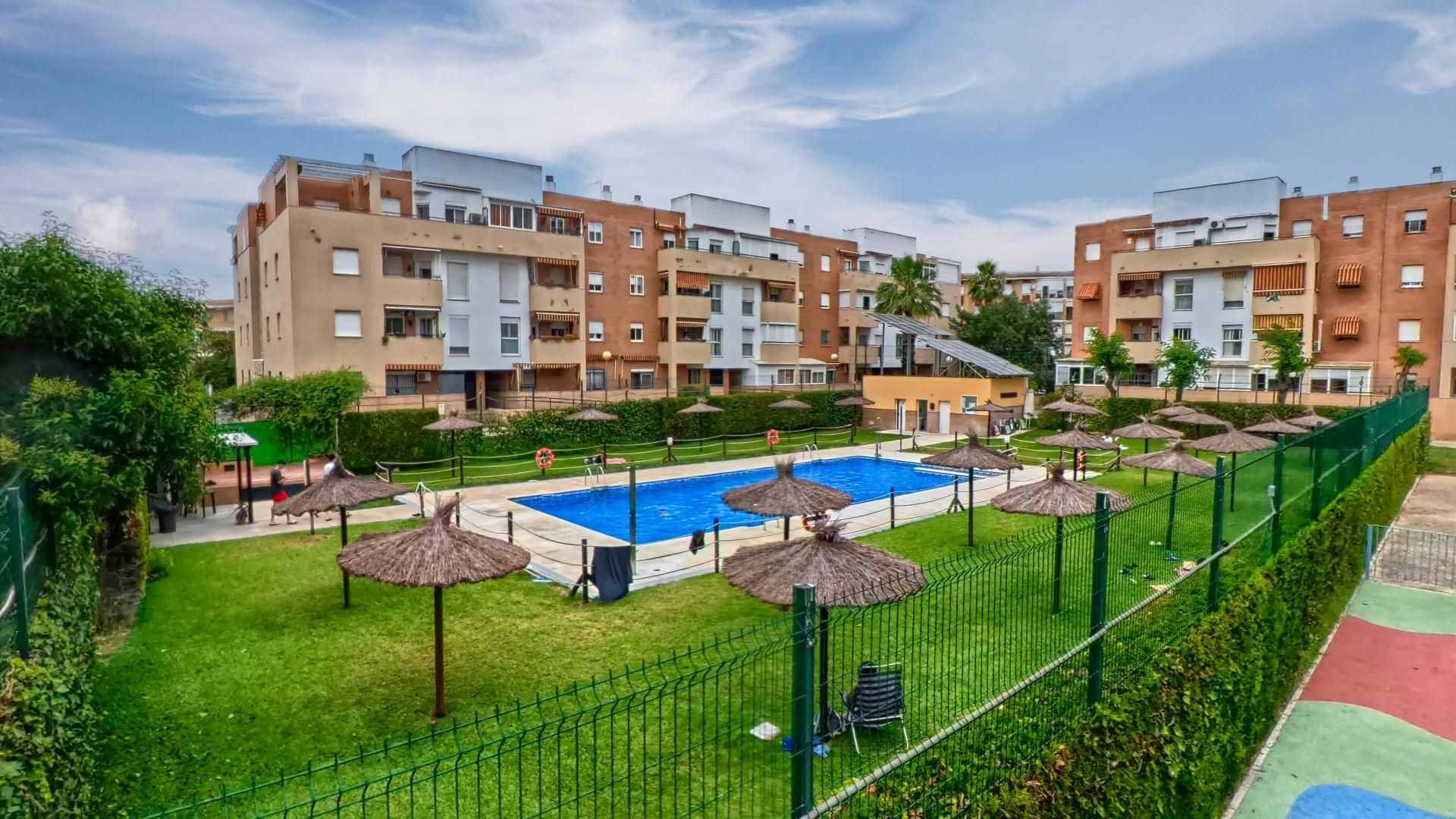 Vista exterior de Pis en venda en Mairena del Aljarafe amb Aire condicionat, Calefacció i Jardí privat