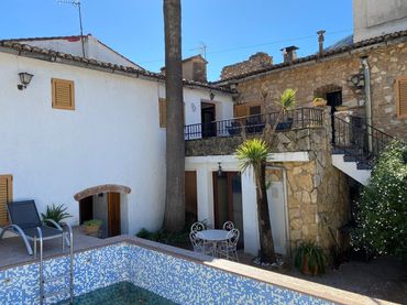 Country house with garden for sale in Barx