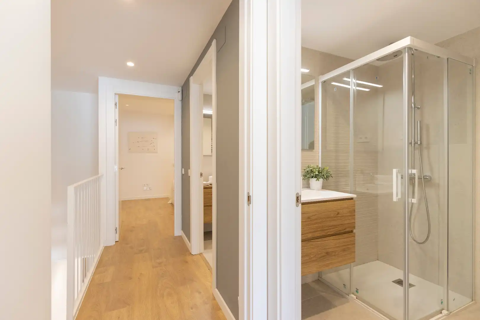 Bathroom of Duplexes for sale in Barcelona  with Air Conditioner, Heating and Parquet flooring