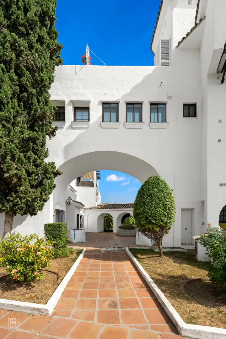 Vista exterior de Àtic en venda en Nueva Andalucía