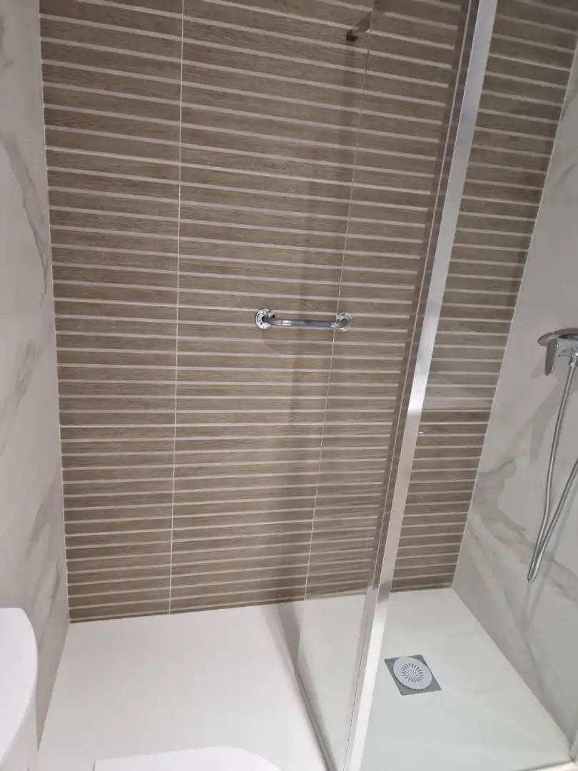Bathroom of Flat for rent in Granada  with Air Conditioner, Furnished and Microwave