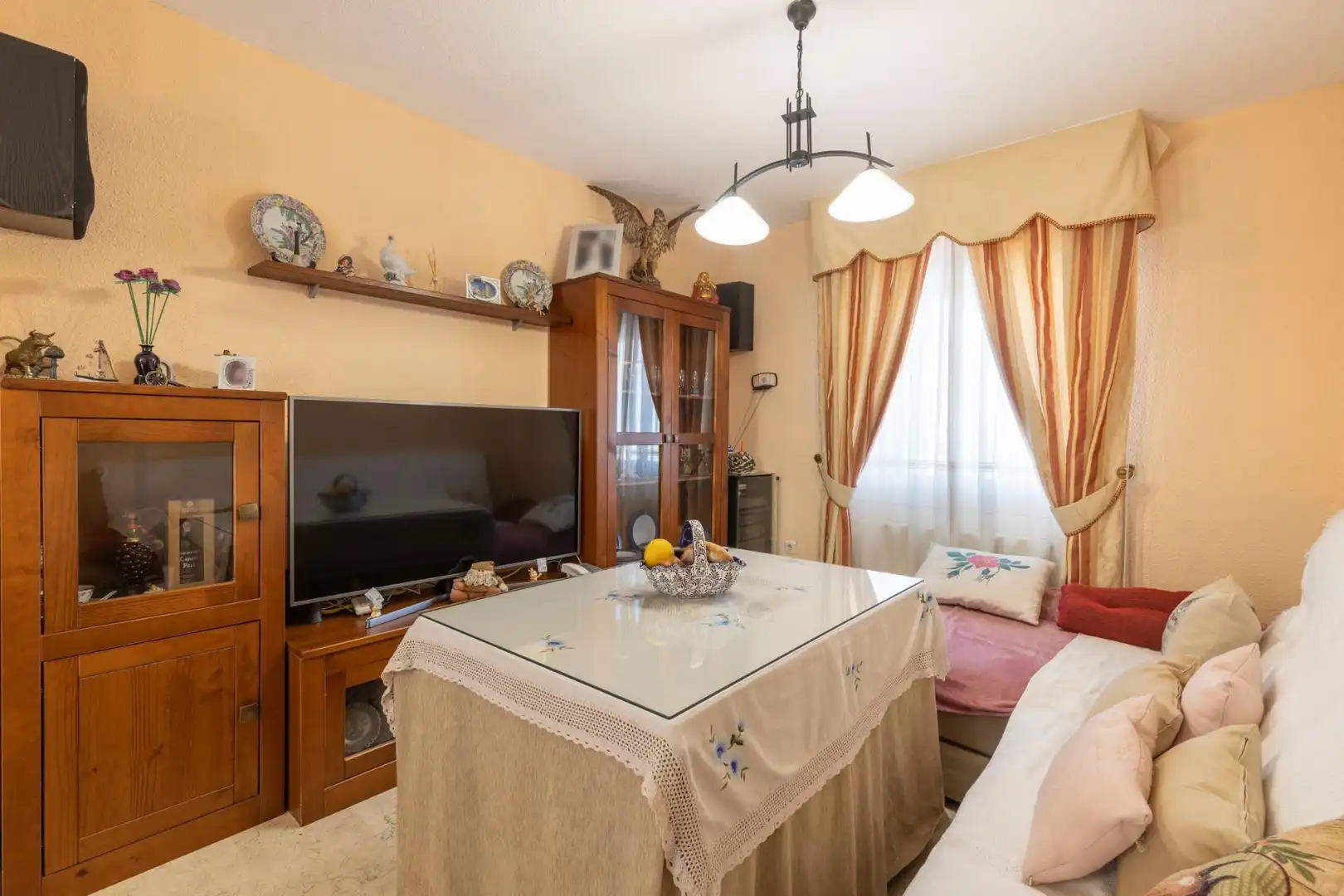 Sala d'estar de Casa adosada en venda en Las Gabias amb Aire condicionat, Calefacció i Jardí privat