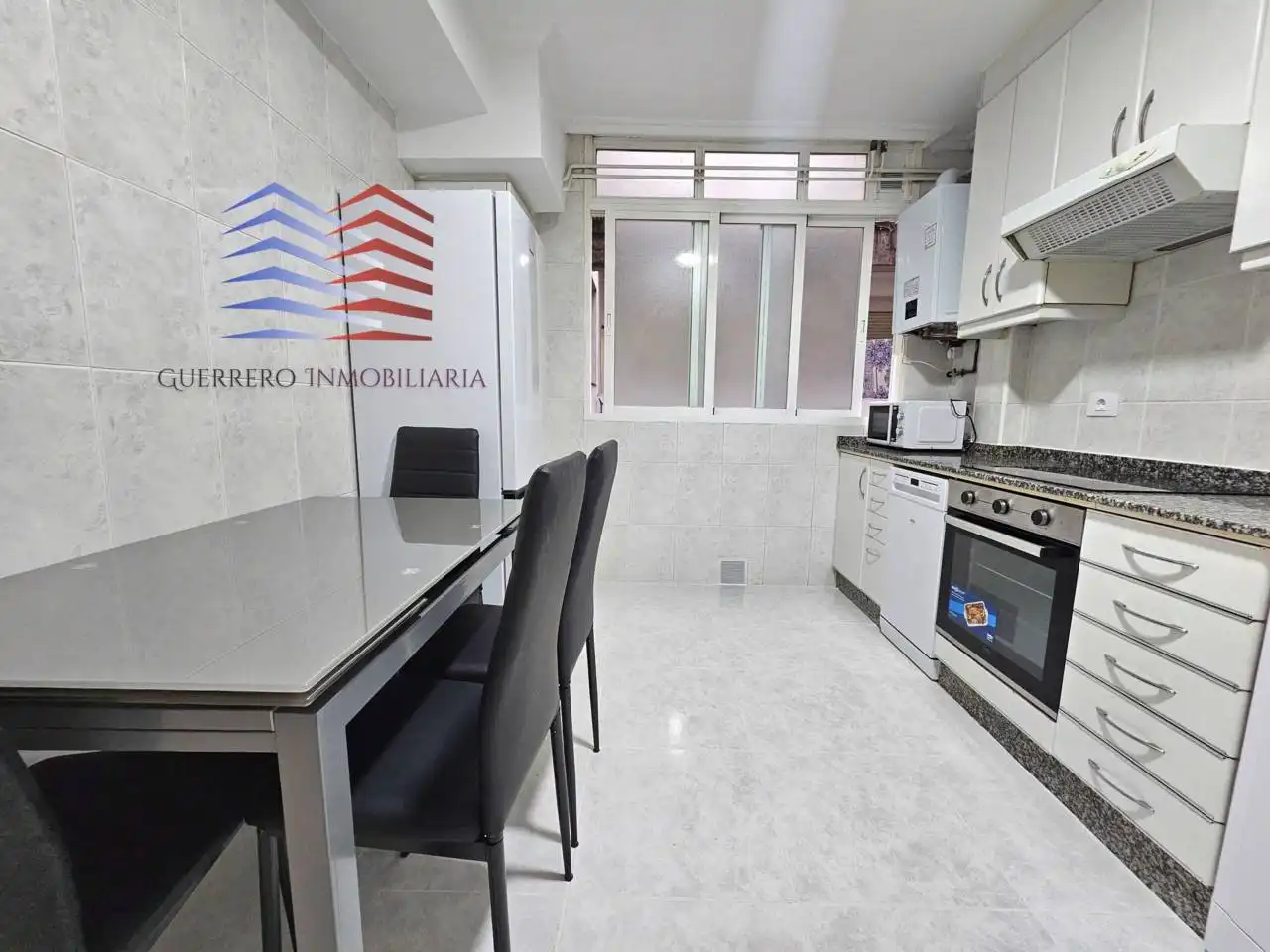 Cocina de Piso de alquiler en Ourense Capital  con Calefacción, Parquet y Alarma