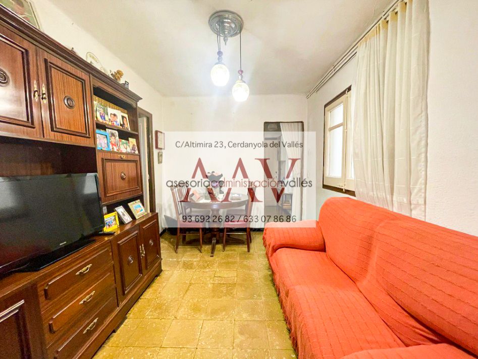 Sala d'estar de Pis en venda en L'Hospitalet de Llobregat amb Terrassa i Moblat