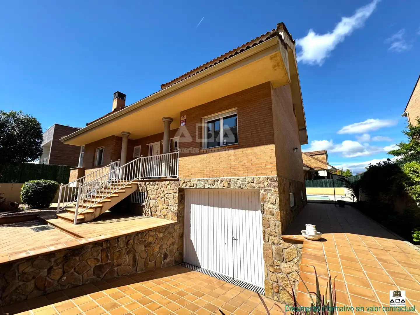 Vista exterior de Casa o xalet en venda en Villanueva de la Cañada amb Aire condicionat, Calefacció i Jardí privat