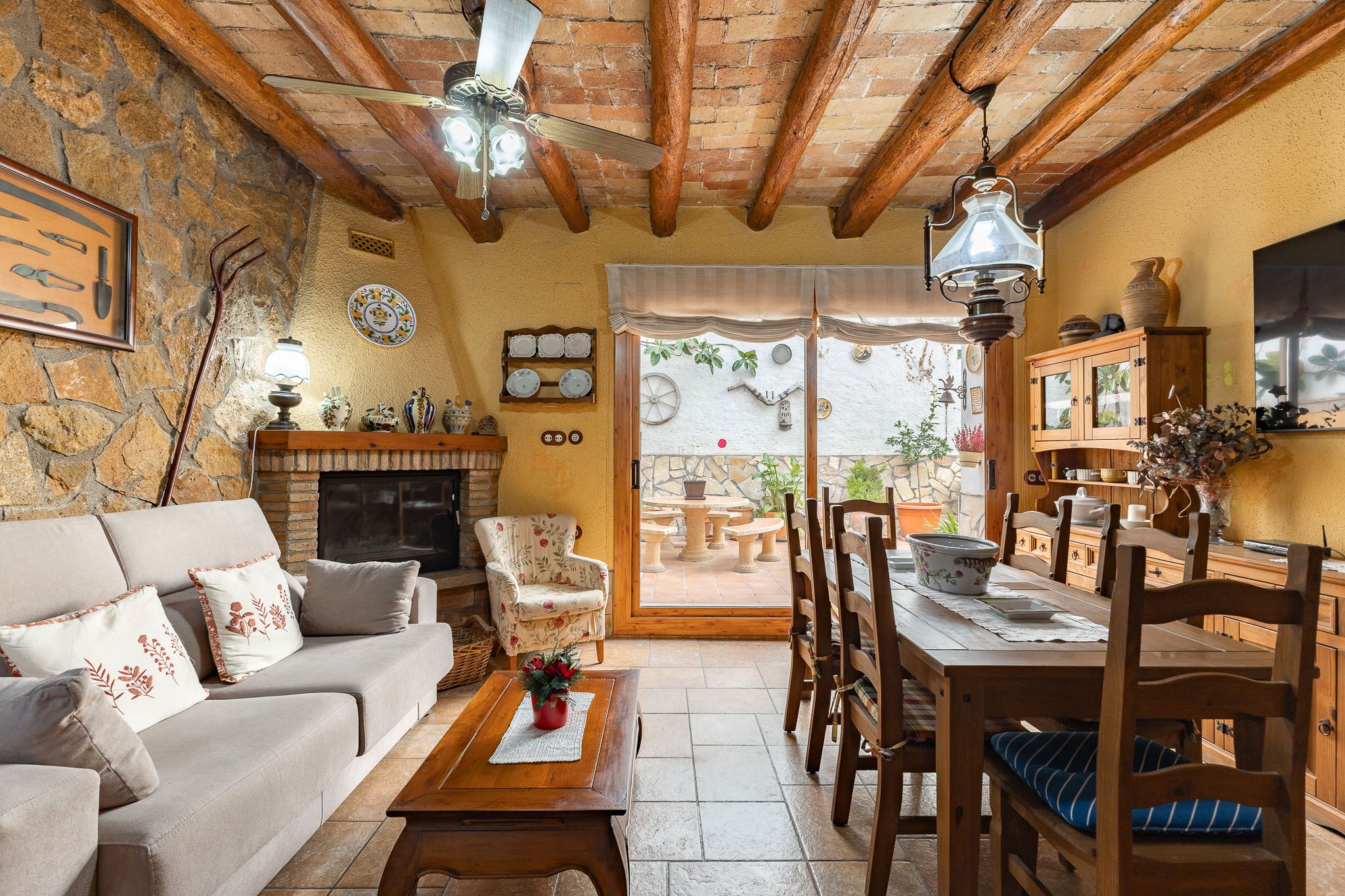 Sala d'estar de Casa o xalet en venda en Torrelavit amb Calefacció i Terrassa