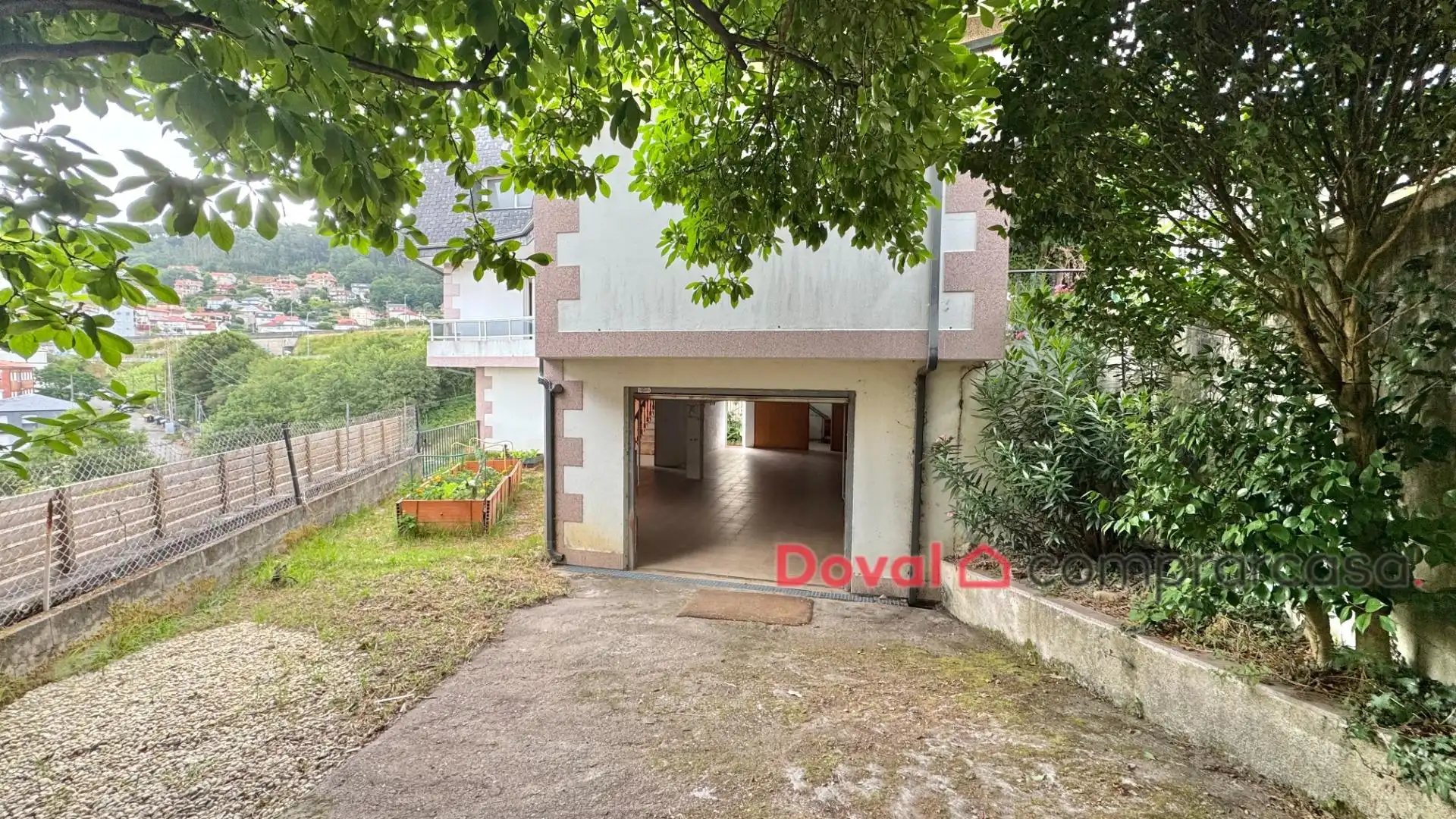Aparcament de Casa o xalet en venda en Redondela amb Calefacció, Traster i Piscina