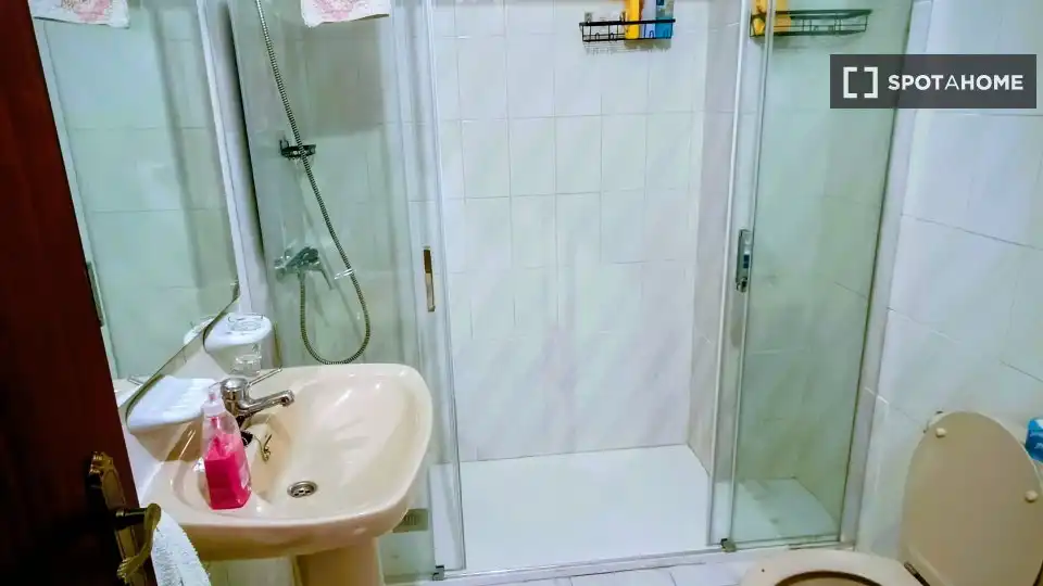 Badezimmer von Wohnungen zur untervermieten in Benidorm mit Klimaanlage, Terrasse und Möbliert