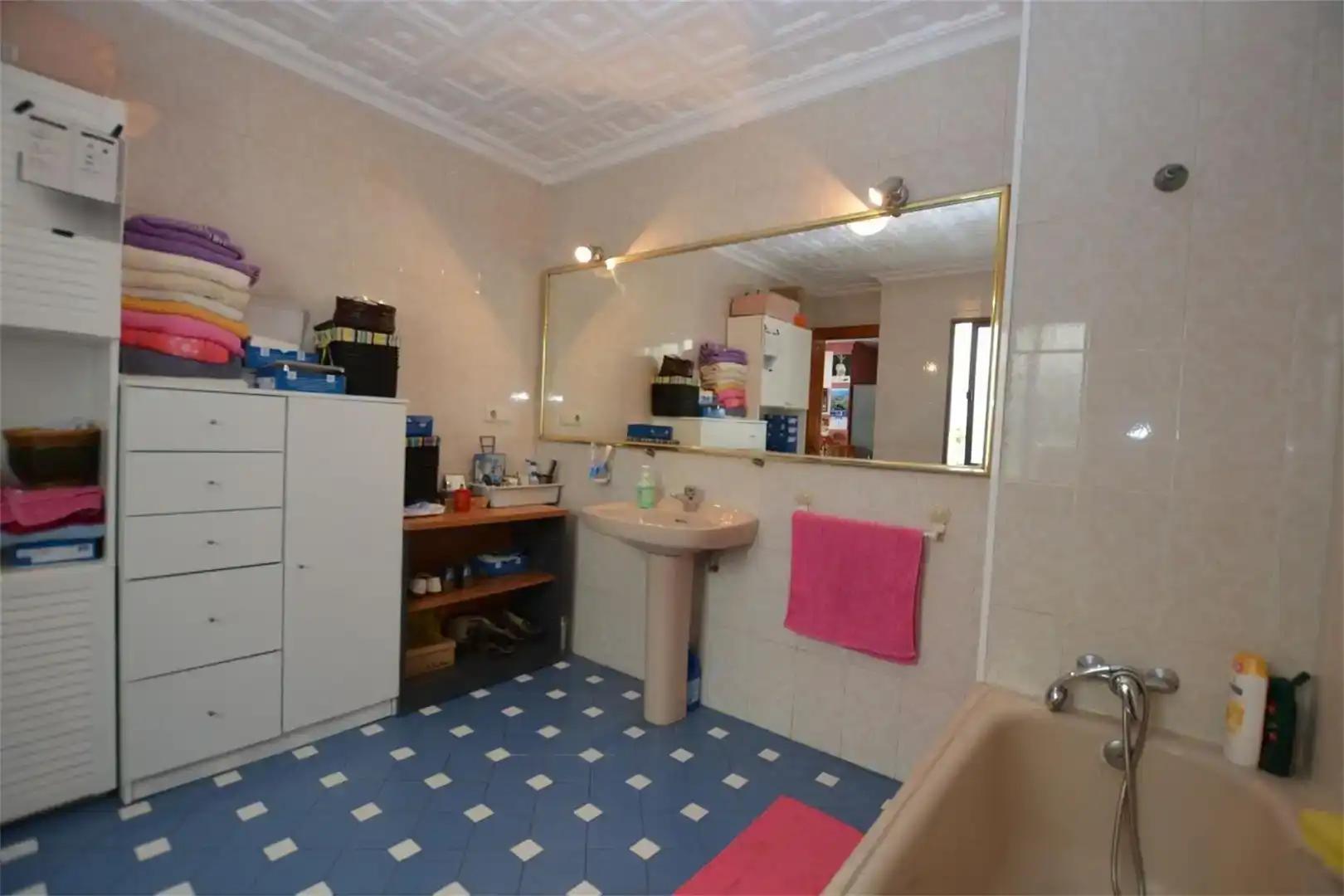 Badezimmer von Einfamilien-Reihenhaus zum Verkauf in Nerja mit Klimaanlage und Balkon