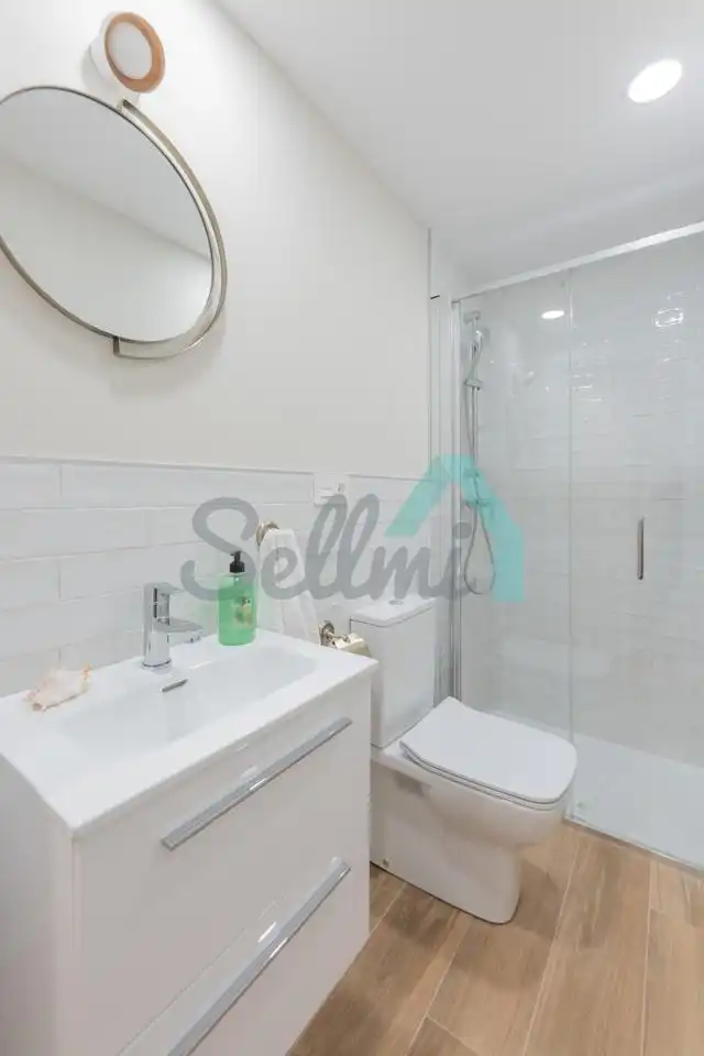 Bathroom of Flat for sale in Oviedo   with Heating and Furnished