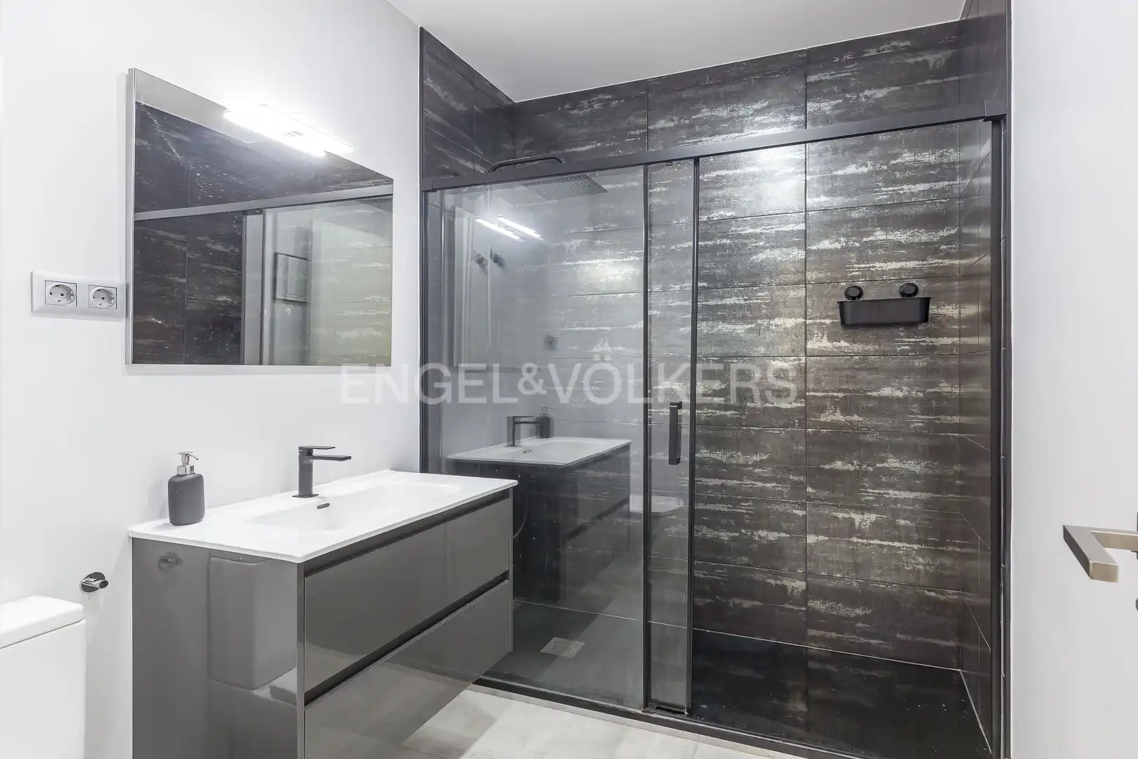 Bathroom of Flat for rent in Madrid  with Air Conditioner, Heating and Furnished