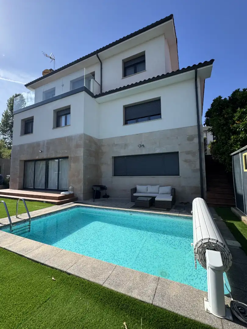 Piscina de Casa o xalet en venda en Avilés amb Calefacció, Jardí privat i Parquet