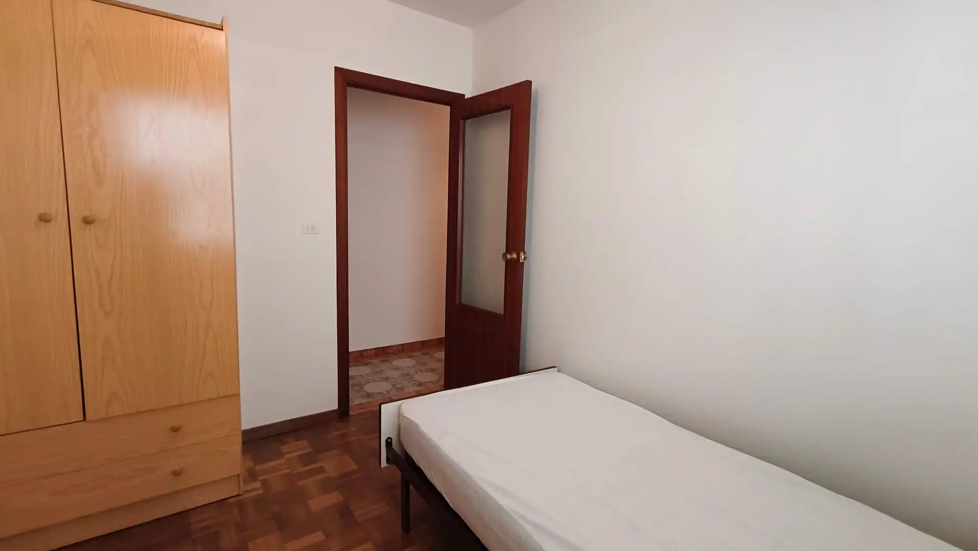 Dormitori de Pis de lloguer en A Coruña Capital  amb Parquet i Moblat