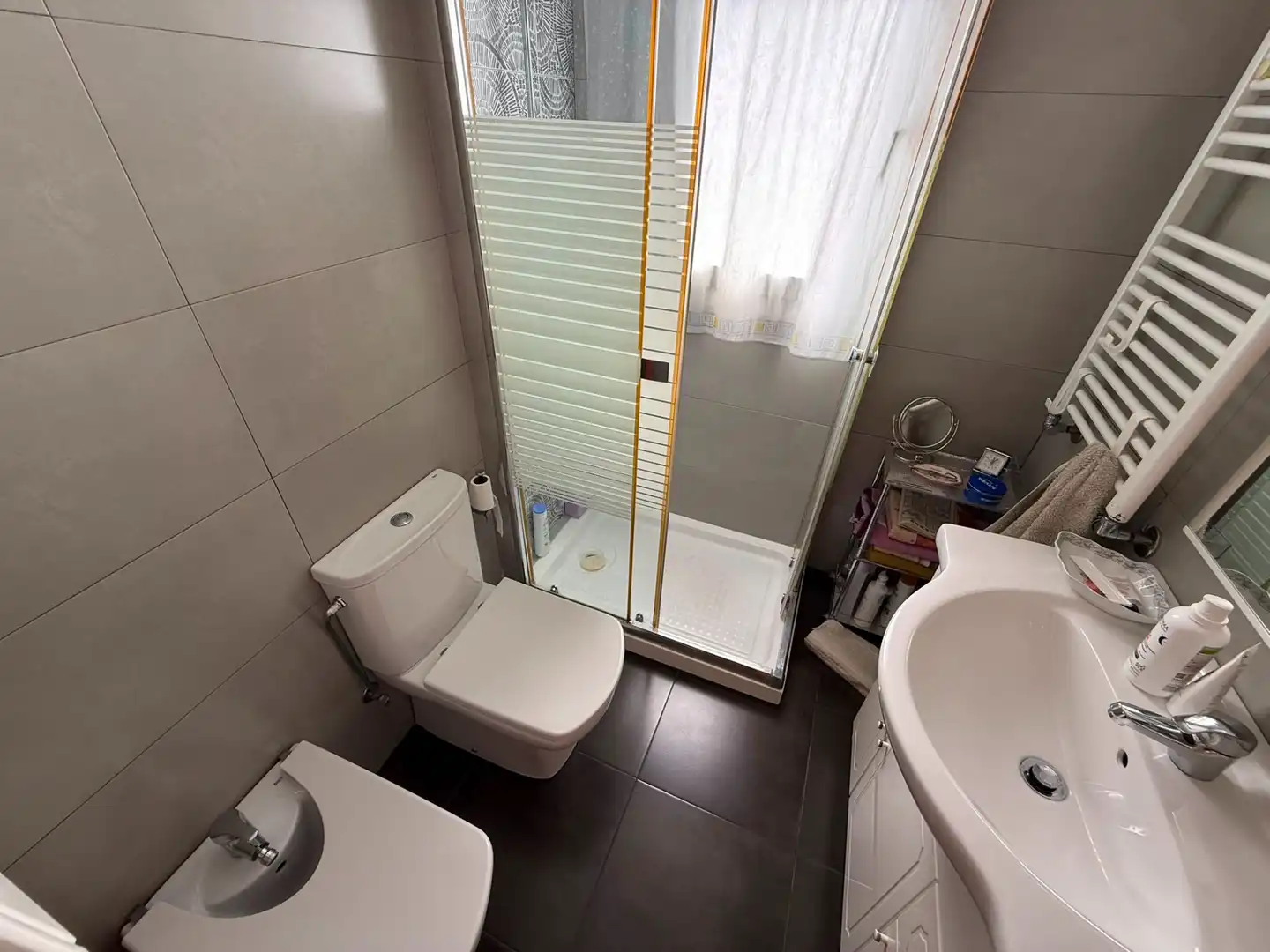Bathroom of Flat for sale in Cornellà de Llobregat  with Air Conditioner, Heating and Parquet flooring