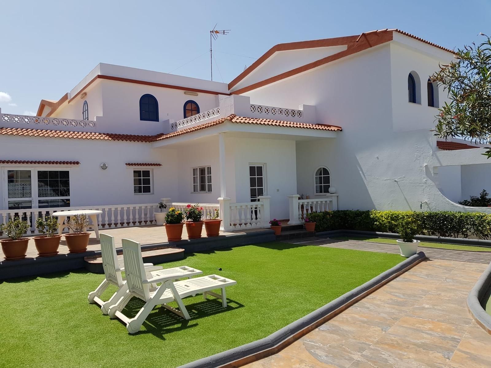 Vista exterior de Casa o xalet en venda en Gáldar amb Jardí privat, Terrassa i Balcó