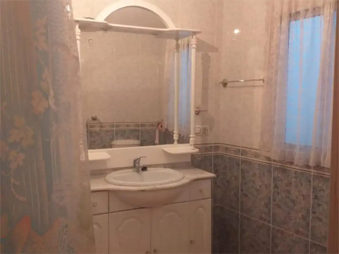 Bany de Casa adosada en venda en Cabra del Santo Cristo amb Traster, Moblat i Balcó