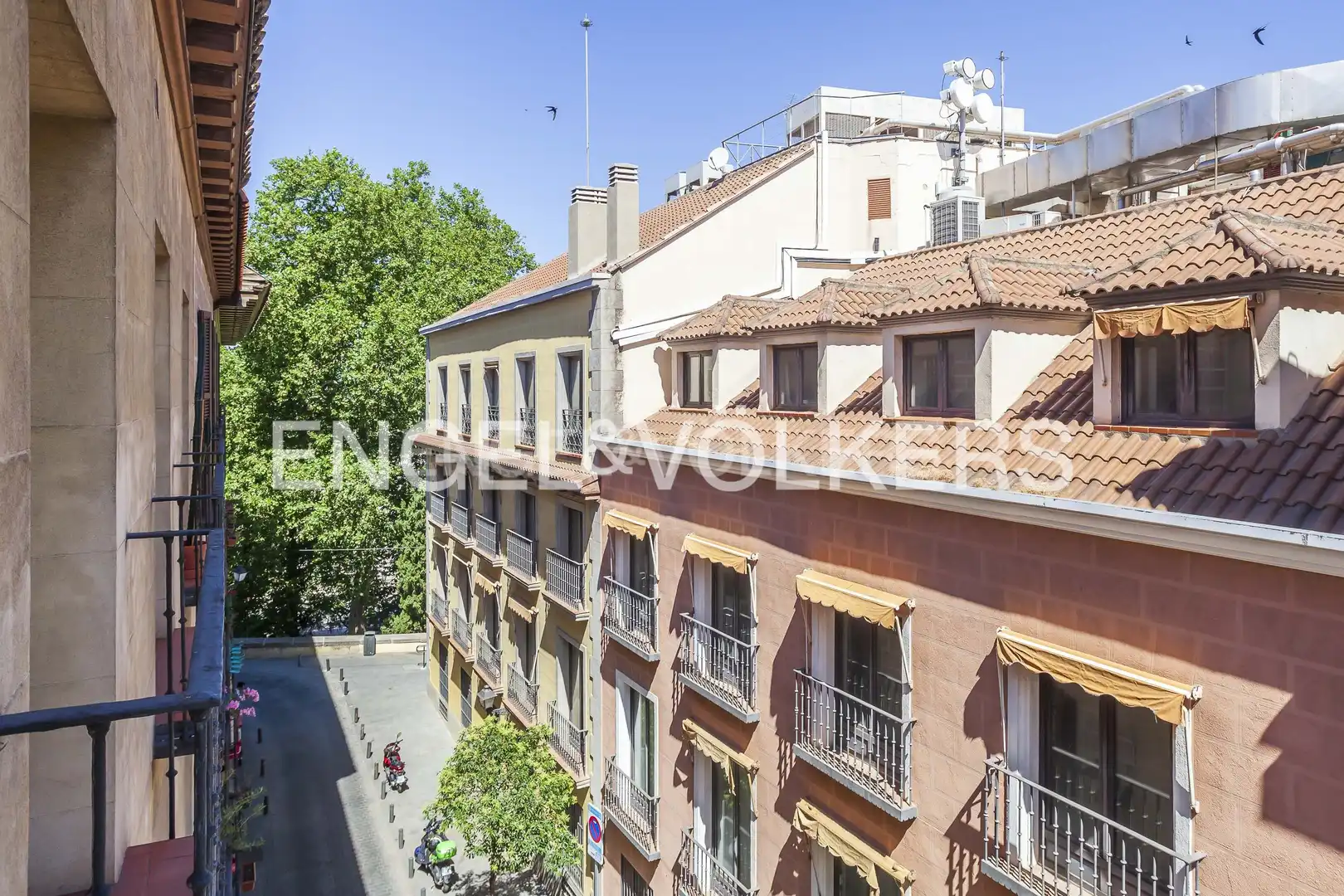 Außenansicht von Wohnung zum Verkauf in Madrid mit Klimaanlage, Heizung und Balkon