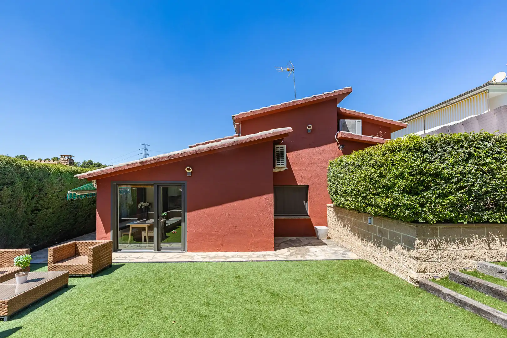 Vista exterior de Casa o xalet en venda en Castellar del Vallès amb Aire condicionat, Calefacció i Jardí privat