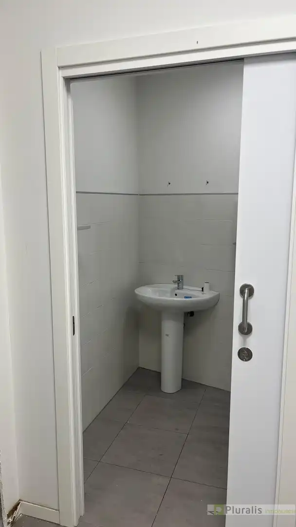 Bany de Local de lloguer en Illescas amb Aire condicionat