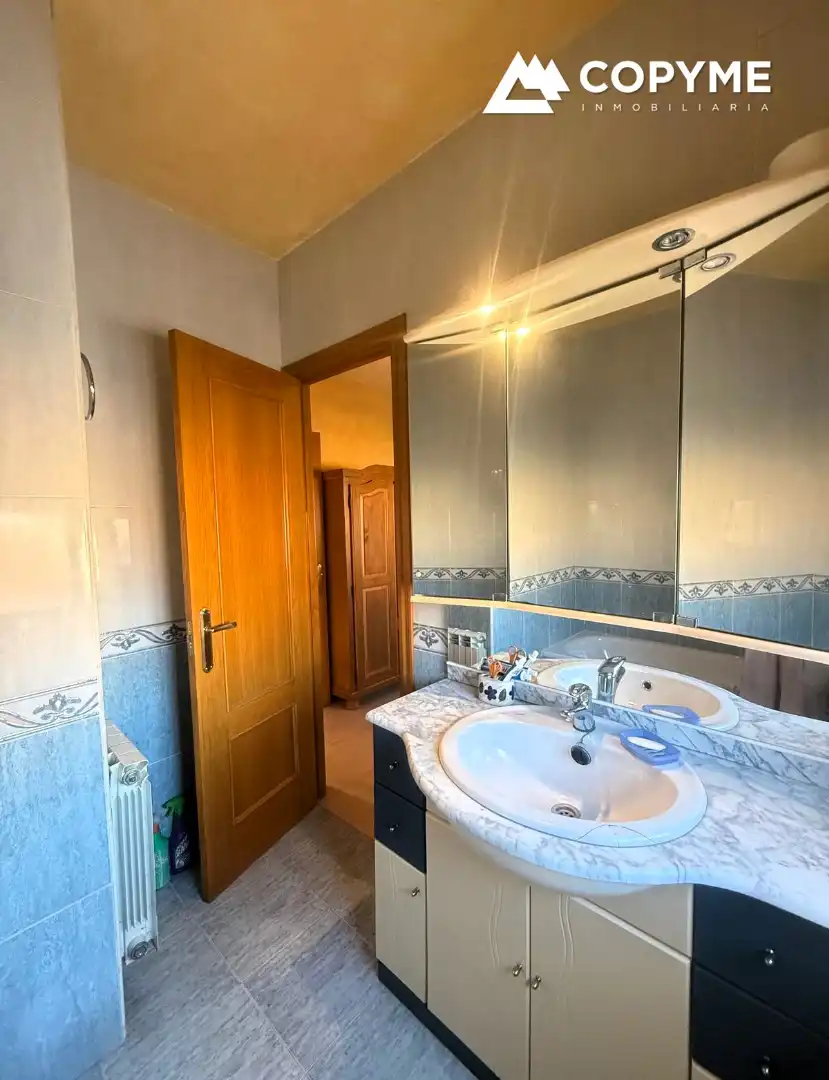 Baño de Casa adosada en venta en Santa Olalla con Aire acondicionado, Calefacción y Jardín privado