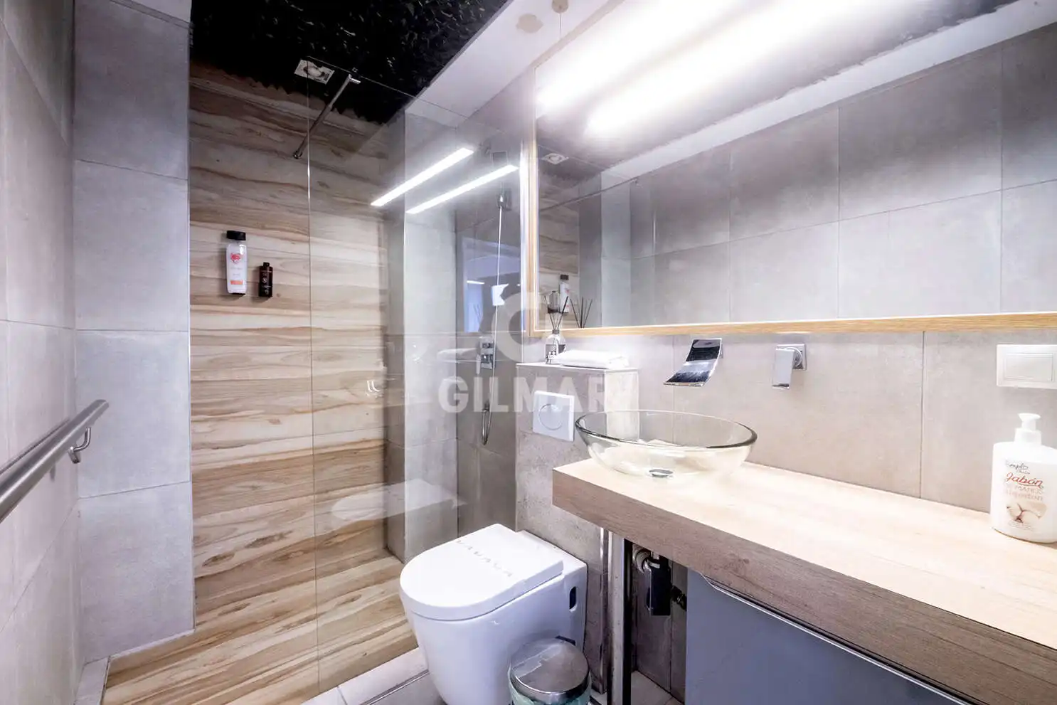 Bathroom of Flat for sale in Sevilla  with Heating, Swimming Pool and Furnished