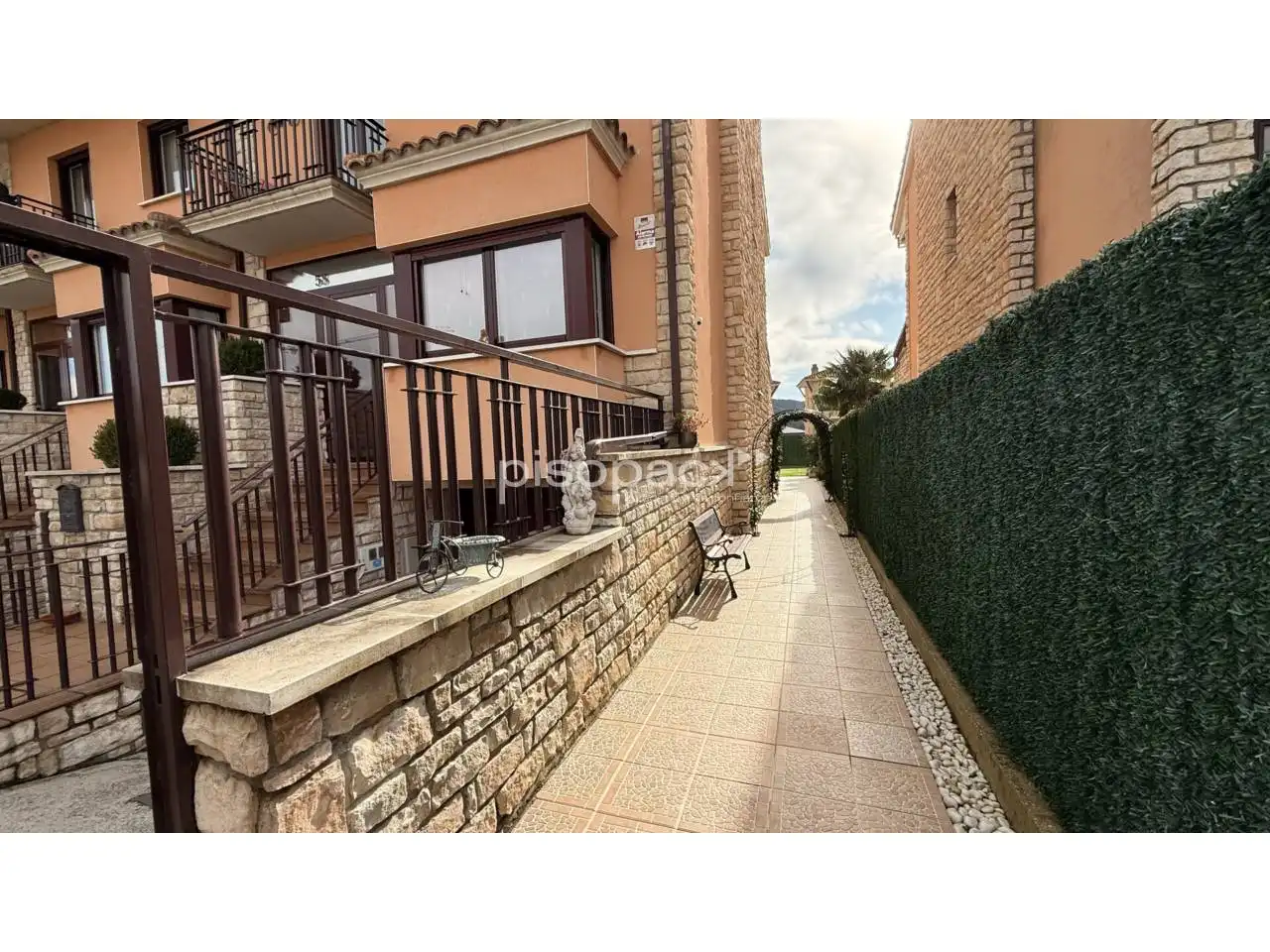Vista exterior de Casa adosada en venta en Berrioplano / Berriobeiti con Calefacción, Jardín privado y Parquet